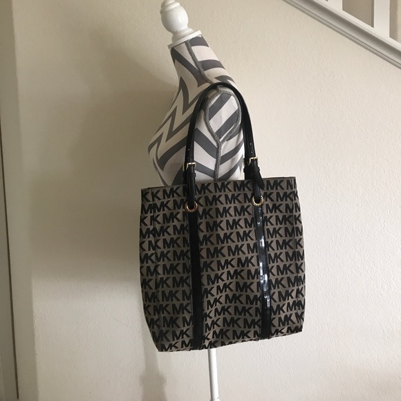 💎FLASH SALE💎  MICHAEL KORS monogram tote - Picture 5 of 9